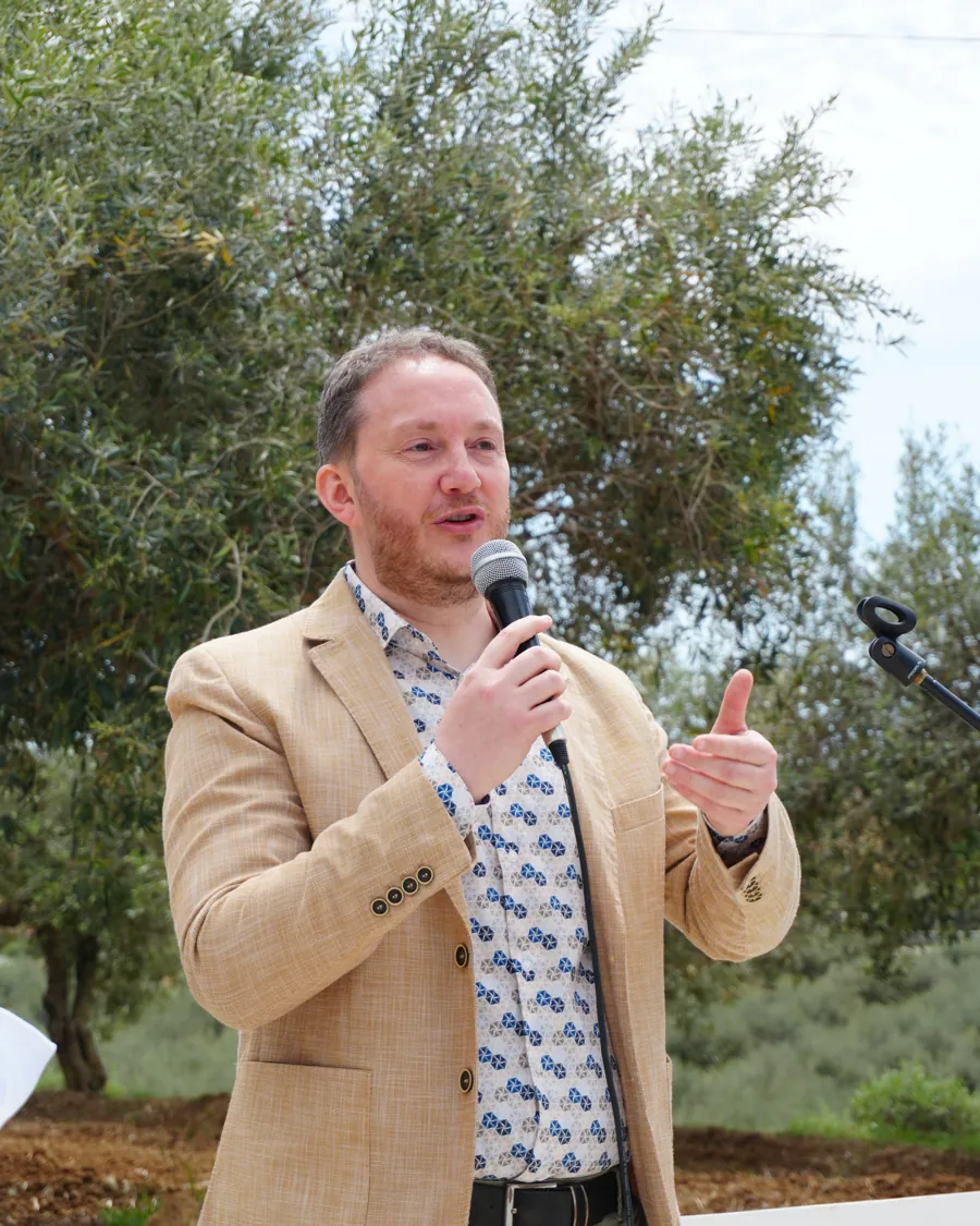 Dario Masciaga presenta un olio durante un evento tra gli olivi